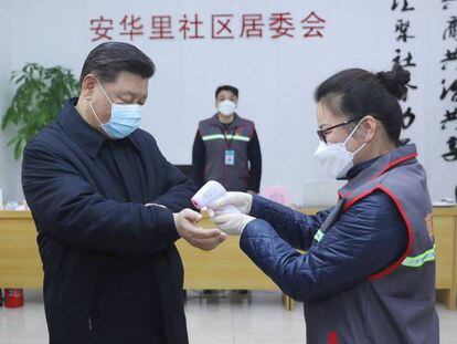 El Presidente chino, Xi Jinping, este lunes en su primera aparición pública con mascarilla en Pekín.