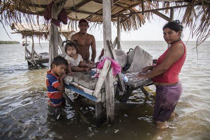 Una familia de Ometepe lava la ropa en un pequeño lavadero dentro del propio lago.