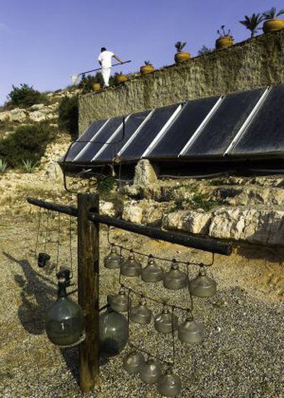 Los paneles solares están situados en zonas estratégicas para que no dañen la vista de los huéspedes