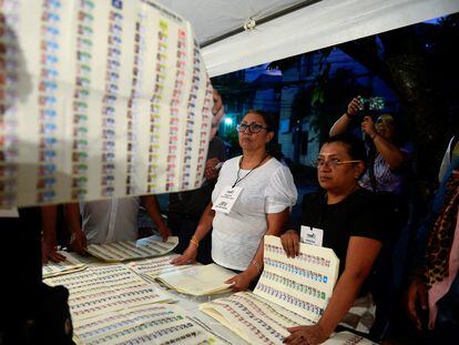 Trabajadores electorales cuentan las papeletas en una mesa electoral en San Salvador, 4 de febrero.