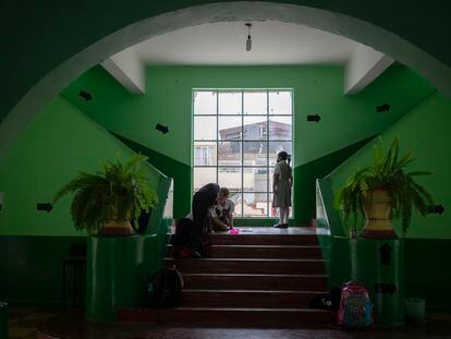 Niñas juegan en un pasillo de la primaria pública Francisco I. Madero de Tepatepec (Estado de Hidalgo), en julio.