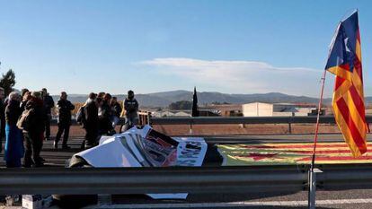 UNA DOCENA DE CARRETERAS DE CATALUÑA CORTADAS POR LA ACCIÓN DE PIQUETES