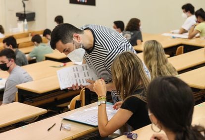 Alumnos durante la prueba de la EBAU, este lunes en la Universidad Complutense de Madrid.