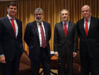 El vicepresidente del Banco Santander Perú, Gonzalo Echeandía (i), el economista jefe del Banco Interamericano de Desarrollo (2i), José Juan Ruiz, el delegado de la agencia EFE en Perú, José Antonio Alonso de Contreras (2d), y el representante del Consejo Empresarial de Competitividad, Javier Hidalgo (d), posan este miércoles 24 de abril de 2013, luego del foro "España, un país de oportunidades" en Lima (Perú).