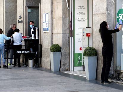 Apertura de comercios en el centro de Madrid, este lunes.