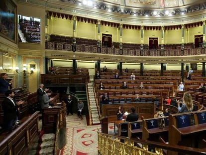 Pleno en el Congreso de los Diputados en Madrid con una asistencia reducida de parlamentarios a causa de las medidas para contener el coronavirus.