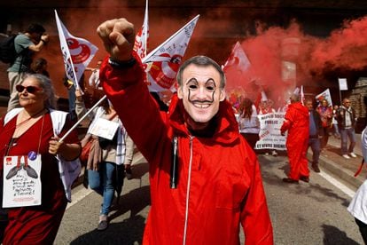 Un manifestante, con una máscara que representa al presidente francés, participa en una protesta en Niza, este jueves. 
