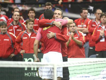 Corretja abraza a Almagro tras la derrota.