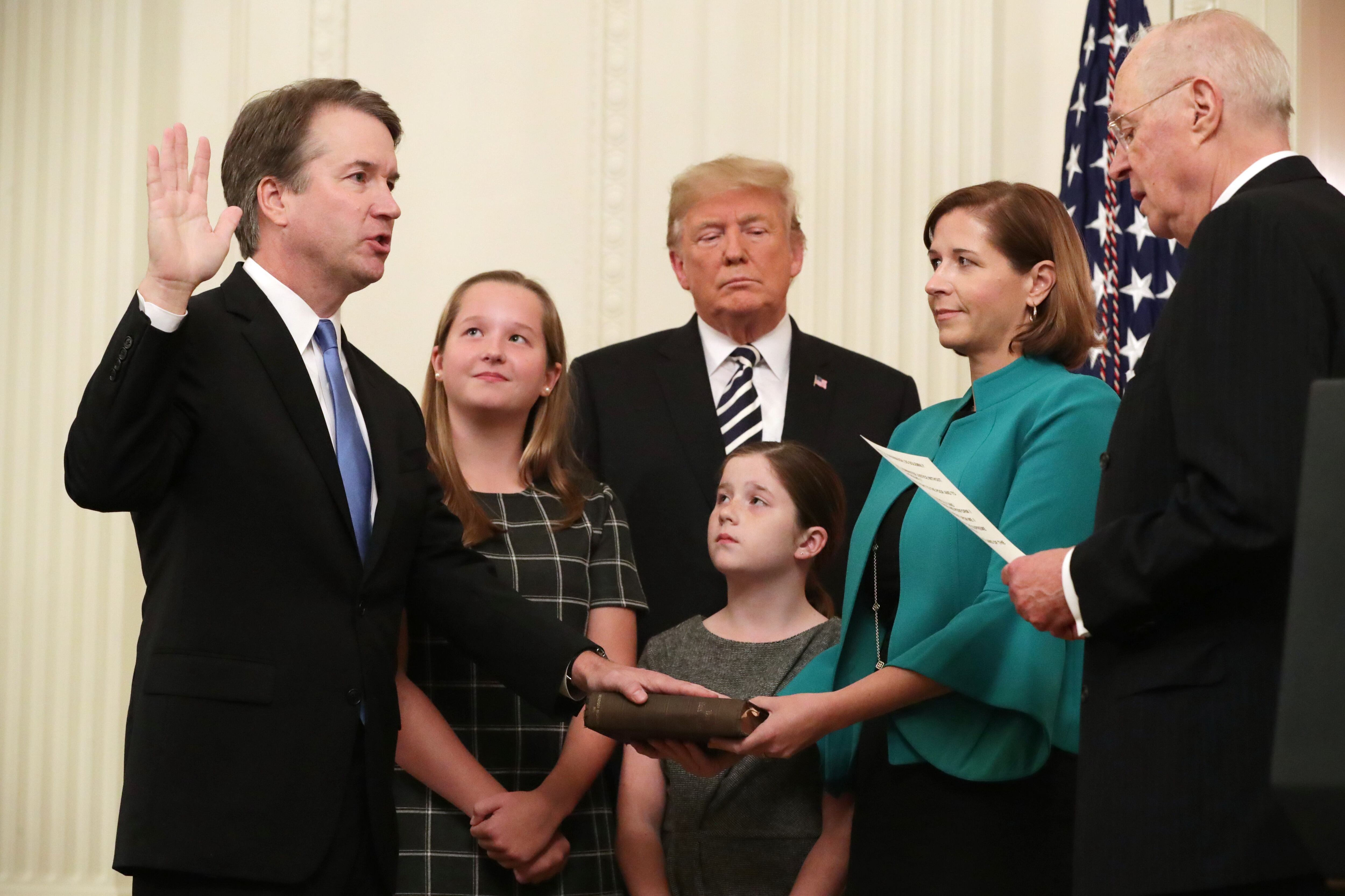 Ceremonia de juramento del juez Brett Kavanaugh en presencia de su familia y el entonces presidente, Donald Trump, en Washington, en octubre de 2018.  