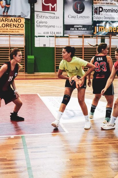 Sofía del Prado durante un partido con su equipo de baloncesto de Villarrobledo (Albacete).