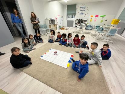 Un grupo de alumnos de cuatro y cinco años en el Aula del Futuro del CEIP Gumersindo Azcárate (León).