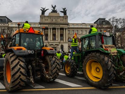 Protesta de los agricultores frente al Ministerio de Agricultura en Madrid, este miércoles.