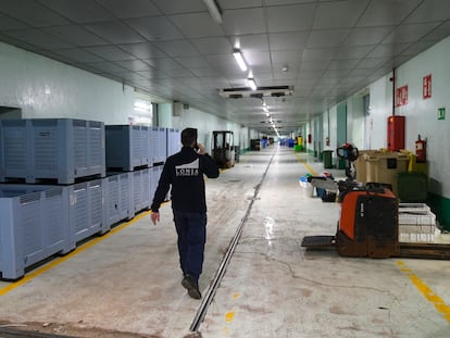 Un trabajador, por un pasillo casi vacío, en la lonja de A Coruña el pasado 18 de marzo.