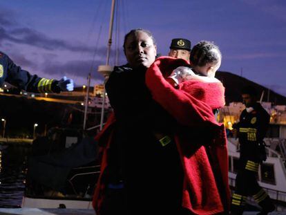 Una mujer desembarca en Gran Tarajal (Fuerteventura) con un bebé en brazos, en noviembre.