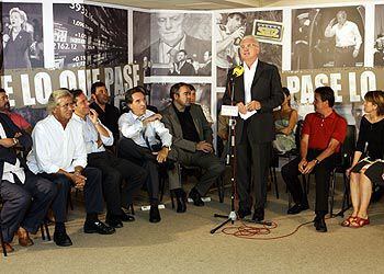 Daniel Gavela, ante el micrófono, rodeado por los principales comunicadores de la SER.