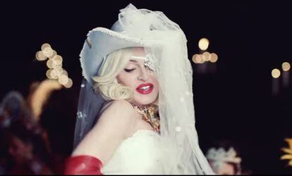 Madonna, vestida de novia, con sombrero y velo, en 'Medellín'.