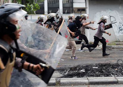 La policía dispersa a los manifestantes en Tanah Abang, en Yakarta,  el 22 de mayo de 2019.