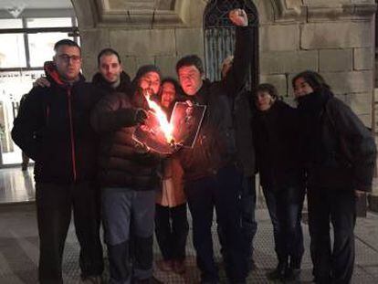 Varios miembros de la CUP de Bellpuig (Lleida) queman una foto de Felipe VI este lunes.