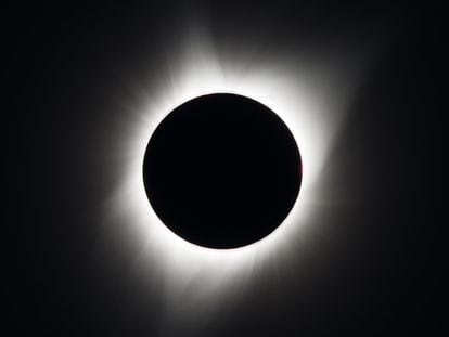 Eclipse solar total visto en agosto de 2017 sobre Madras, Oregón, Estados Unidos.