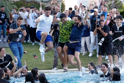 Ferrero, Alcaraz y el fisio Juanjo Moreno se lanzan a la piscina del RCTB.