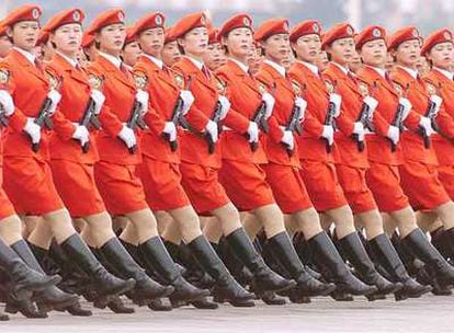 Soldados chinas desfilan en la plaza de Tiananmen.