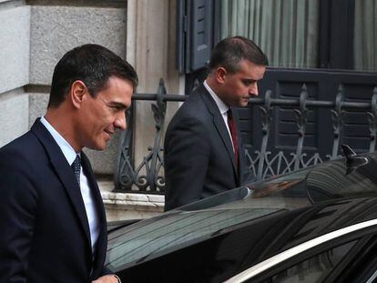 Pedro Sánchez acompañado de su Jefe de Gabinete, Iván Redondo.