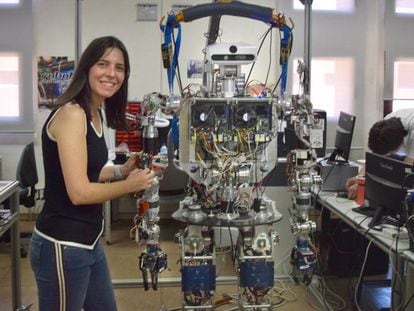Concha Monje, una de las desarrolladores del robot humanoide TEO, en el Robotic Lab de la Universidad Carlos III de Madrid.