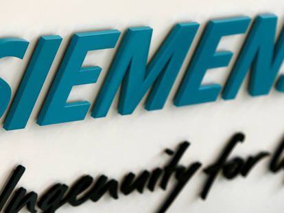 El logo de Siemens en la sede principal de Munich, en Alemania