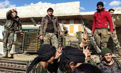 Fuerzas de El Asad a las afueras de Nabbul, dominada por el ISIS.