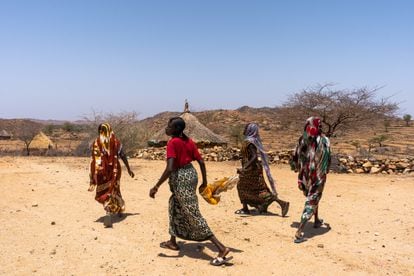 Las costumbres de los kunama se adaptaron a los diversos acontecimientos históricos ocurridos en el área. Sus costumbres han cambiado con los años, adaptándose a las ocupaciones extranjeras y a las guerras que han ocurrido en las últimas décadas. Esta zona ha sido el lugar de muchas batallas decisivas desde las guerras de independencia eritreas; es famosa por el asedio de 1977, y especialmente por la guerra contra Etiopía a finales de los noventa. 