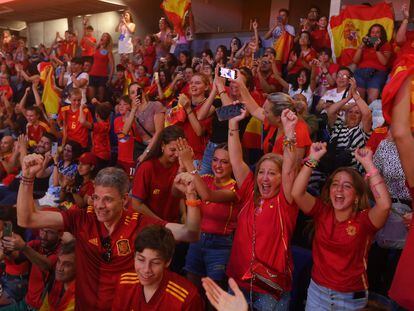 MADRID, SPAIN - AUGUST 20: Fans cheer Spain's victory while watching a live transmission on a giant screen the final of the FIFA Women's World Cup 2023 between England and Spain on August 20, 2023 in Madrid, Spain. (Photo by Denis Doyle/Getty Images)