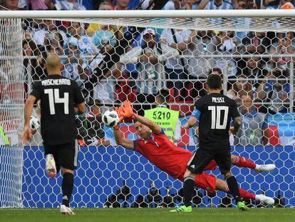 Messi falla el penalti ante Islandia.