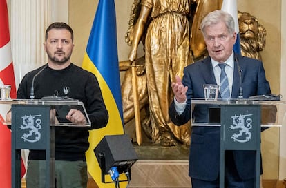 El presidente de Finlandia, Sauli Niinistoe, comparece junto al presidente de Ucrania, Volodímir Zelinski, tras la visita sorpresa de este último a Finlandia. 