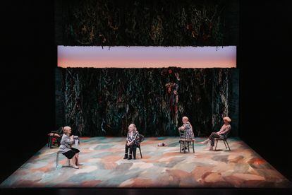 Una escena de 'Escaped Alone', de Caryl Churchill, en el Teatro Lliure de Barcelona.