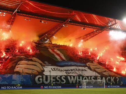 El fondo de los hinchas del Legia en el partido contra el Borussia.