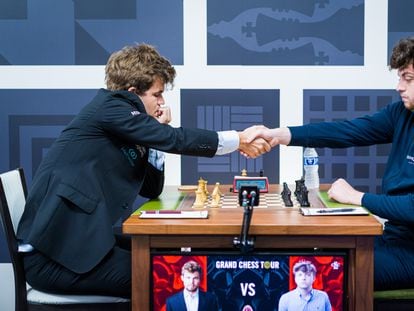 Magnus Carlsen (izquierda) y Hans Niemann se saludan al inicio de su partida en la Copa Sinquefield el 4 de septiembre.