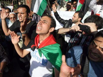 Manifestantes palestinos residentes en Egipto se manifiestan frente a la sede de la Liga &Aacute;rabe en El Cairo.