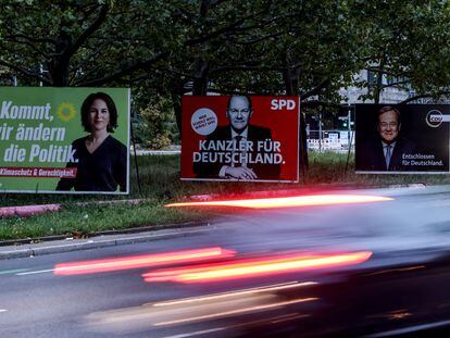 Carteles de la campaña electoral alemana muestran a los candidatos Annalena Baerkock (Los Verdes), Olaf Scholz (SPD) y Armin Laschet (CDU), este mes en una calle en Berlín.