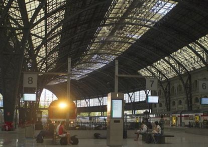 Un tren llega a la estación de Francia de Barcelona.