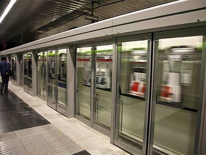 Mamparas en la estación de Can Cuyàs, de la línea 11.