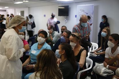 Una enfermera habla con un grupo de pacientes sobre la vacuna contra la covid, en un hospital de Medellín, el miércoles.