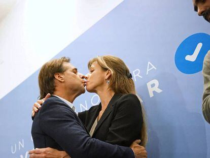 El candidato presidencial uruguayo del Partido Nacional, Luis Lacalle Pou, besa a su mujer, Lorena Ponce de Leon, tras ganar las primarias.
