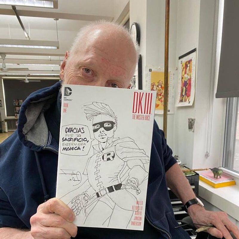 Frank Miller con el dibujo, en una foto publicada en su cuenta de Instagram.