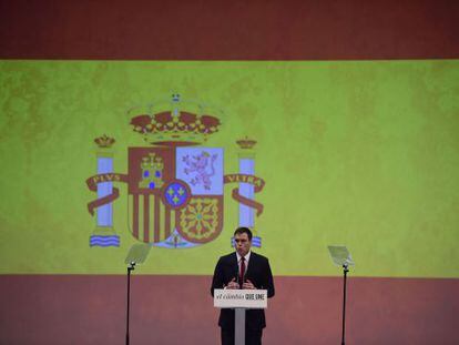 Pedro Sánchez, con la bandera de fondo este domingo.