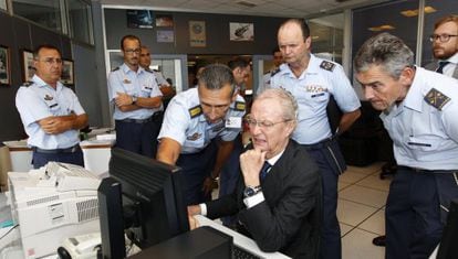 El ministre de Defensa, Pedro Morenés, aquest dimecres al centre coordinador de salvament de Gando (Las Palmas de Gran Canaria).