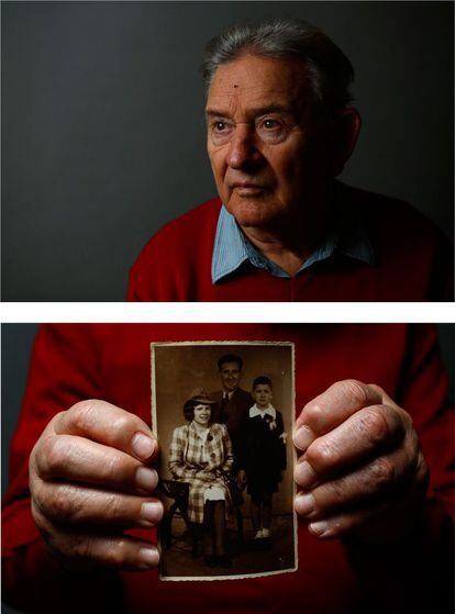 Bogdan Bartnikowski, de 82 anys, registrat al camp amb el número 192731, posa amb una foto de la seva família a Varsòvia, el 18 de desembre del 2014. Bartnikowski tenia 12 anys quan ell i la seva mare van ser deportats al camp d'Auschwitz-Birkenau. Els van canviar de camp unes quantes vegades. Després de la guerra, Bartnikowski va treballar com a pilot i després es va fer periodista i escriptor.