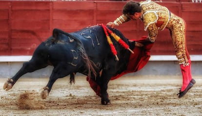 Estocada de El Juli al primer toro de su lote.