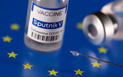 Ilustración de un frasco de la vacuna Sputnik con la bandera de la UE.