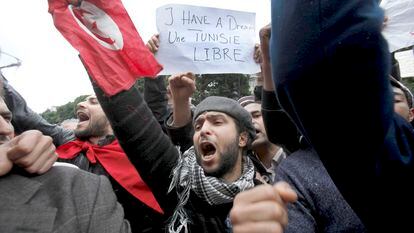 Un manifestante sostiene una pancarta que dice 'Tengo un sueño, Túnez libre' durante una protesta en enero de 2011.