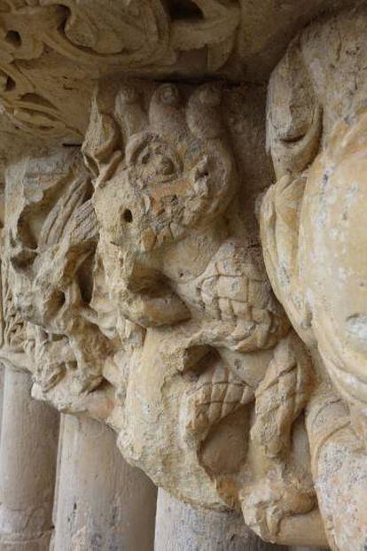 Demonio de la portada de la ermita románica de Santa Cecilia, en Vallespinoso de Aguilar (Palencia).